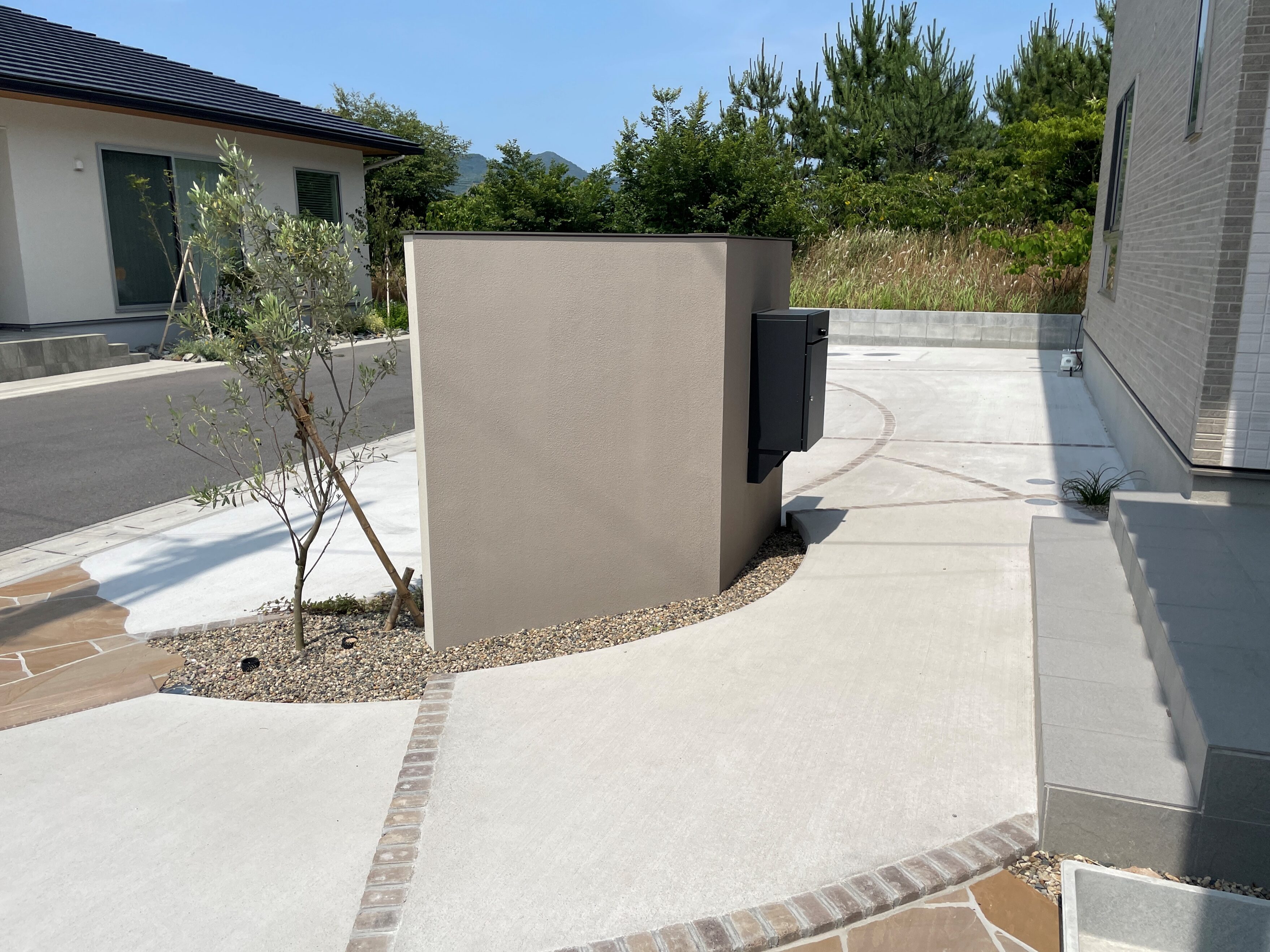 出雲市 外構リフォーム 石張りアプローチと駐車場のデザイン事例