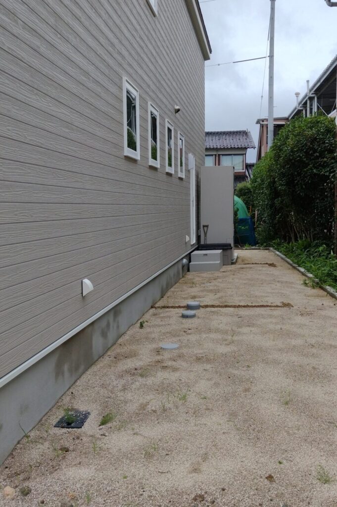 出雲市 外構リフォーム 施工前の駐車場と庭の写真