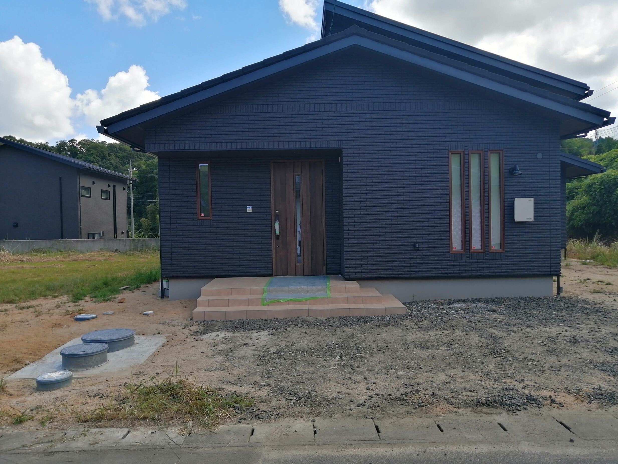 出雲市 外構リフォーム 施工前の駐車場と玄関周りの様子